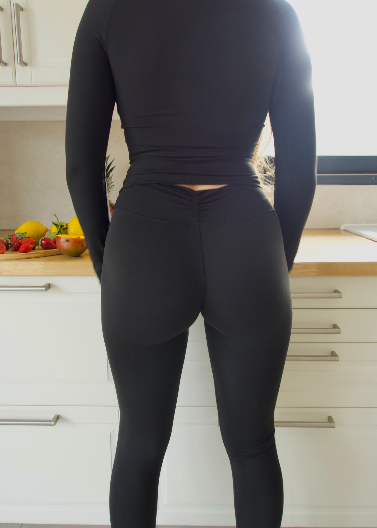 Black - scrunched waistband leggings